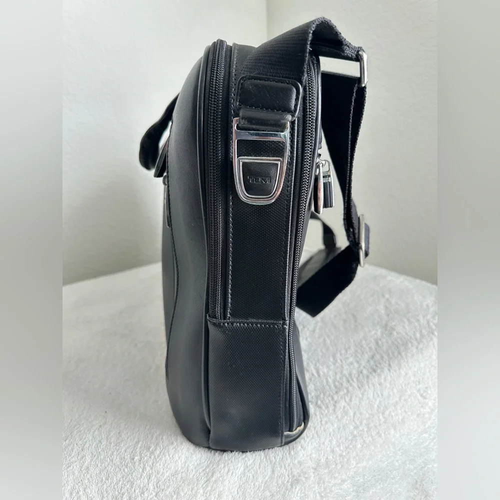 TUMI‎ Black Arrive Narita Slim Brief T-Pass Shoulder Business Bag Laptop Case